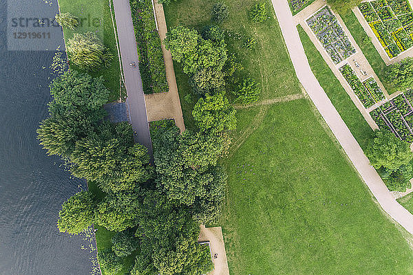 Luftaufnahme des Berliner Treptower Parks in der Nähe des russischen Kriegerdenkmals in Ost-Berlin  Berlin  Deutschland