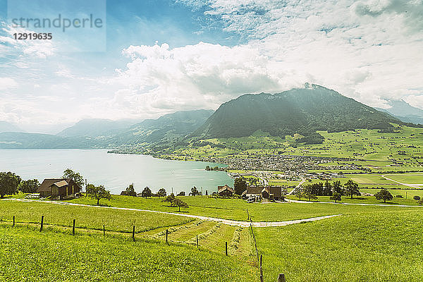 Landschaft mit dem Dorf Ennetburgen und dem Vierwaldstättersee  Schweiz