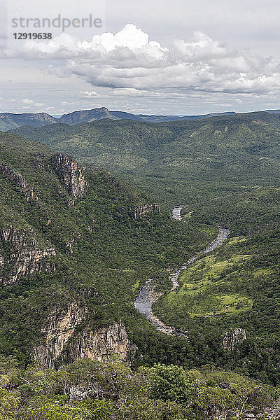 Blick vom Mirante da Janela auf den Fluss Preto und die wunderschöne Cerrado-Vegetation und -Landschaft  Chapada dos Veadeiros  Goias  Brasilien