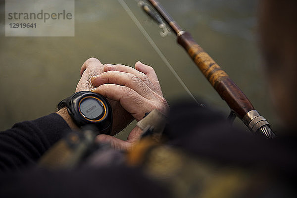 Persönliche Perspektive eines Fischers  der die Zeit auf seiner Armbanduhr überprüft  Hamilton  Ontario  Kanada