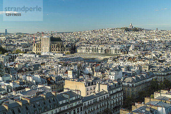 Blick vom Saint-Jacques-Turm auf die Stadt Paris  Frankreich  von oben
