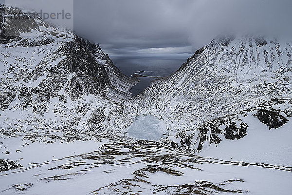 Majestätische Landschaft mit Tal und Küstenlinie im Winter  Moskenesoya  Lofoten  Norwegen