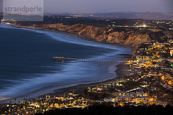 Blick auf die Küstenlinie und den Scripps Pier in der Abenddämmerung in La Jolla in San Diego  Kalifornien  USA