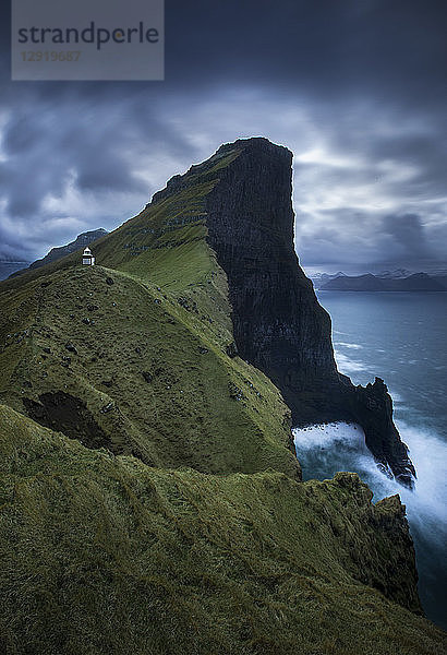 Majestätische Naturkulisse mit Blick auf Klippen unter dramatischem Himmel  Kalsoy  Färöer Inseln