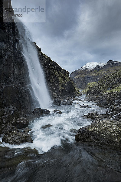 Majestätische Naturkulisse mit Blick auf einen Wasserfall  Saksun  Färöer Inseln