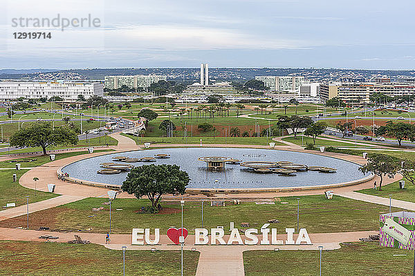 Luftaufnahme vom Fernsehturm auf Gebäude in der Stadt Brasilia  Brasilien
