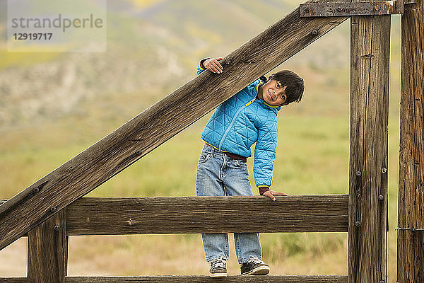 Asiatischer Junge im Carrizo Plain National Monument im Frühling