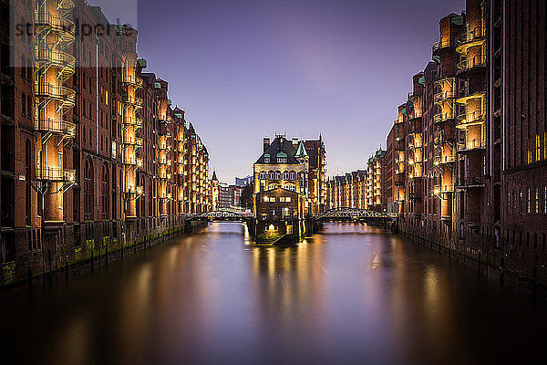 Eine Langzeitbelichtung der blauen Stunde in der Speicherstadt in Hamburg  Deutschland