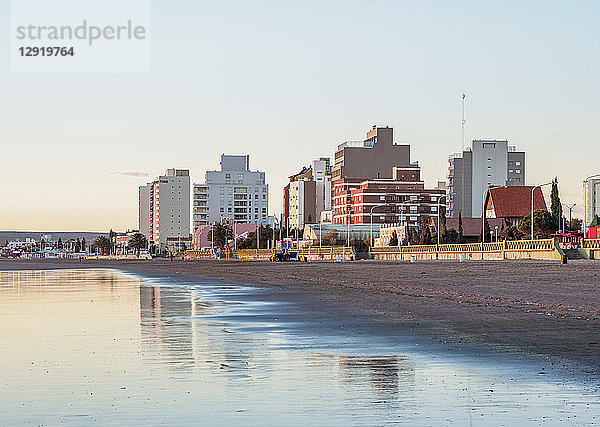 Strand in Puerto Madryn  Die walisische Siedlung  Provinz Chubut  Patagonien  Argentinien  Südamerika