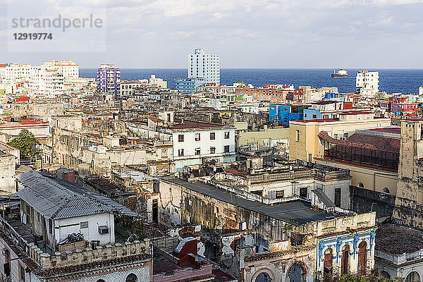 Blick über die Dächer alter Gebäude in Centro Habana und die Straße von Florida  Havanna  Kuba  Westindien  Karibik  Mittelamerika