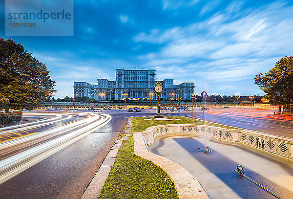 Auto-Lichtspuren zur blauen Stunde vor dem riesigen Parlamentspalast (Palatul Parlamentului)  Bukarest  Rumänien