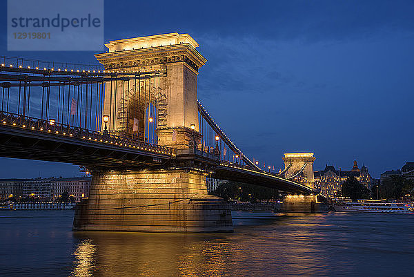 Stadt bei Nacht mit Kettenbrücke und Donau  UNESCO-Weltkulturerbe  Budapest  Ungarn  Europa