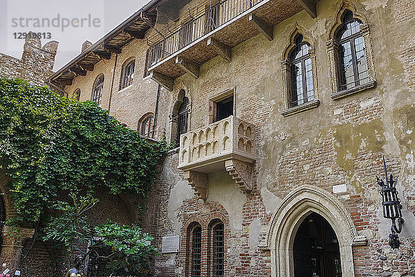 Casa di Giulieta  Hof von Juliets Haus mit Blick auf den berühmten leeren Balkon  Verona  Venetien  Italien  Europa
