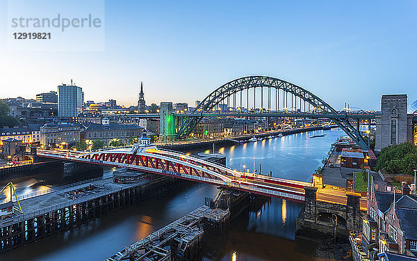 Fluss Tyne  Die Drehbrücke  Tyne-Brücke und Millennium-Brücke  Newcastle  Tyne and Wear  England  Vereinigtes Königreich  Europa