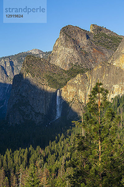 Yosemite Valley und Bridalveil Fall aus der Tunnelperspektive  Yosemite National Park  UNESCO Weltkulturerbe  Kalifornien  Vereinigte Staaten von Amerika  Nordamerika