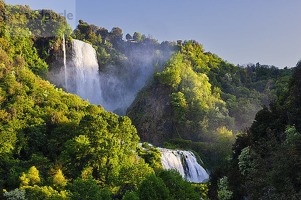 Marmore Wasserfälle im Frühling  Marmore Wasserfälle Park  Terni  Umbrien  Italien