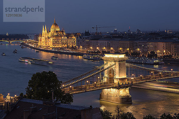 Donau bei Nacht mit Kettenbrücke und ungarischem Parlament  UNESCO-Weltkulturerbe  Budapest  Ungarn  Europa