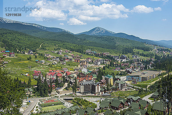 Blick auf das Skigebiet Bukovel  Karpaten  Ukraine  Europa