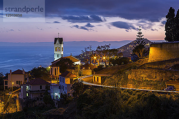 Blick auf die Kirche Sao Goncalo mit Blick auf den Hafen und die Stadt Funchal in der Abenddämmerung  Funchal  Madeira  Portugal  Atlantik