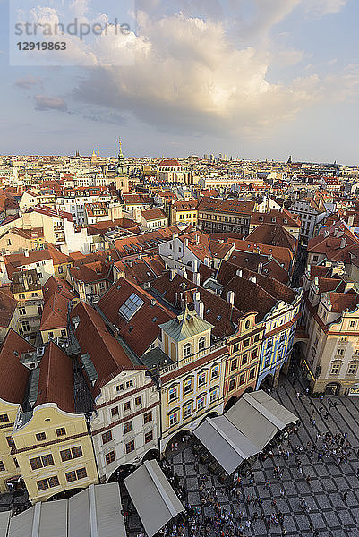 Blick auf den historischen Prager Altstädter Ring vom Altstädter Rathaus aus mit Dächern und Fußgängern darunter  UNESCO-Weltkulturerbe  Prag  Tschechische Republik  Europa