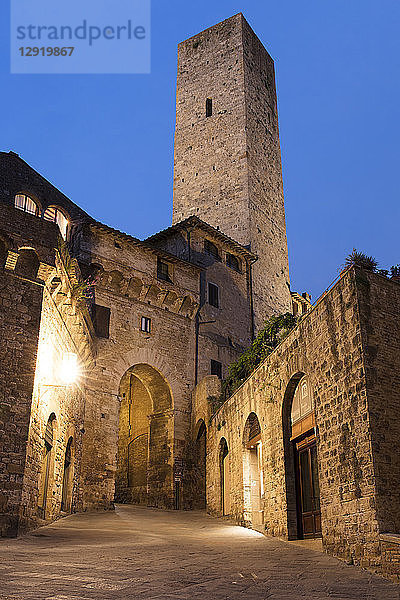 Blick in der Abenddämmerung auf den Torre dei Cugnanesi  San Gimignano  UNESCO-Weltkulturerbe  Toskana  Italien