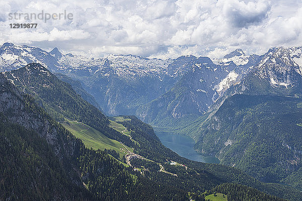 Blick über die Bayerischen Alpen vom Kehlsteinhaus  Berchtesgaden  Bayern  Deutschland