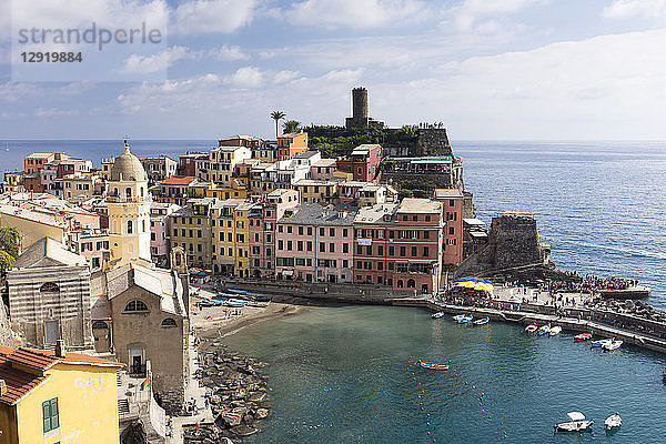 Vernazza an einem sonnigen Tag  Cinque Terre  UNESCO-Weltkulturerbe  Ligurien  Italien