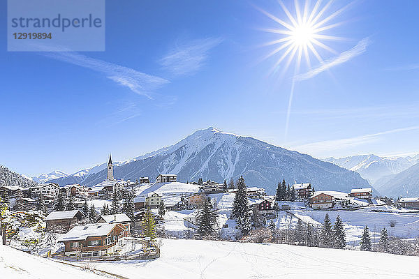 Die Sonne scheint auf Davos Wiesen  Albulatal  Bezirk Prattigau/Davos  Kanton Graubünden  Schweiz