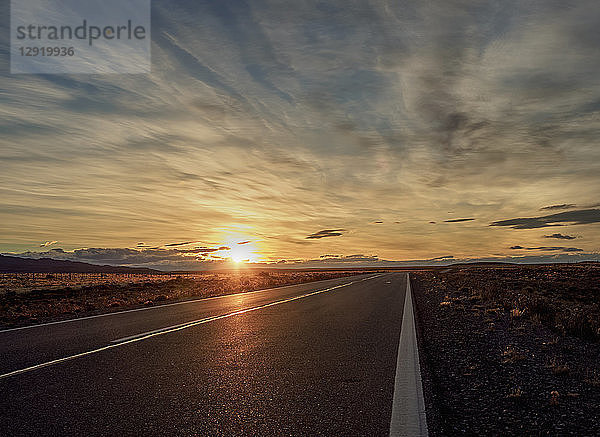 Ruta 40 in der Nähe der Stadt Perito Moreno  Sonnenuntergang  Provinz Santa Cruz  Patagonien  Argentinien  Südamerika