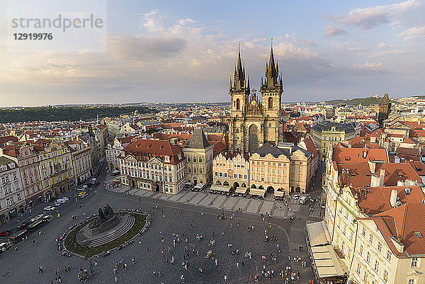 Blick auf den historischen Prager Altstädter Ring vom Alten Rathaus mit den Dächern und der Kirche Unserer Lieben Frau vor Tyn  UNESCO-Weltkulturerbe  Prag  Tschechische Republik  Europa