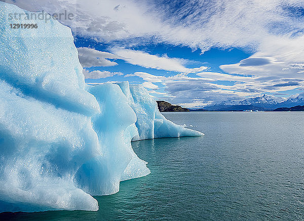 Eisberg auf dem Argentinischen See  Nationalpark Los Glaciares  UNESCO-Weltkulturerbe  Provinz Santa Cruz  Patagonien  Argentinien  Südamerika