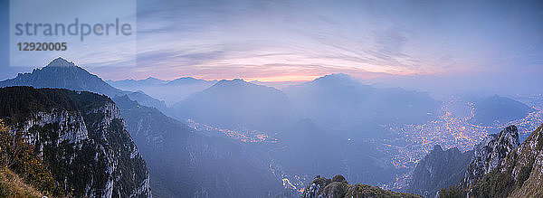 Panoramablick auf Lecco  Monte Resegone und Grigna vom Monte Coltignone bei Sonnenaufgang  Valsassina  Lombardei  Italienische Alpen  Italien