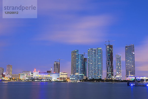 Nächtliche Skyline von Downtown Miami von Watson Island  Miami  Florida  Vereinigte Staaten von Amerika