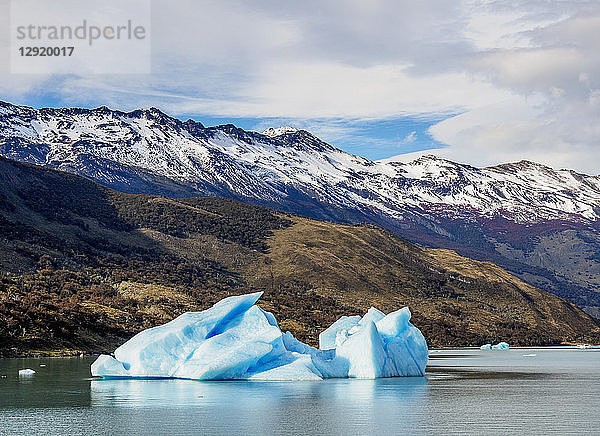Eisberg auf dem Argentinischen See  Nationalpark Los Glaciares  UNESCO-Weltkulturerbe  Provinz Santa Cruz  Patagonien  Argentinien  Südamerika