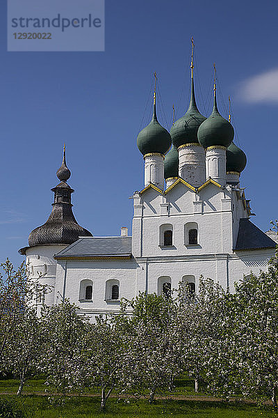 Kirche von Gregor dem Theologen  mit Obstbäumen im Vordergrund  Kreml  Rostow Welikij  Goldener Ring  Gebiet Jaroslawl  Russland
