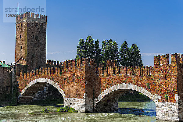 Ponte Castelvecchio  Castelvecchio Ziegel- und Marmorbrücke mit Bögen über die Etsch  Verona  Venetien  Italien  Europa
