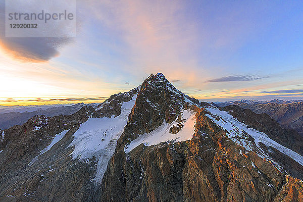 Luftaufnahme des Monte Disgrazia bei Sonnenuntergang  Valmalenco  Val Masino  Valtellina  Lombardei  Provinz Sondrio  Italien