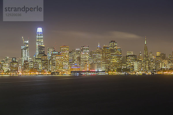 Blick auf die Skyline von San Francisco von Treasure Island bei Nacht  San Francisco  Kalifornien  Vereinigte Staaten von Amerika  Nordamerika