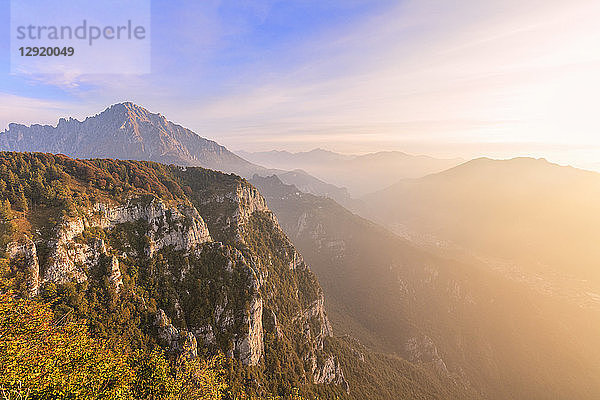 Sonnenaufgang auf der Grigna meridionale vom Monte Coltignone aus gesehen  Lecco  Lombardei  Italienische Alpen  Italien