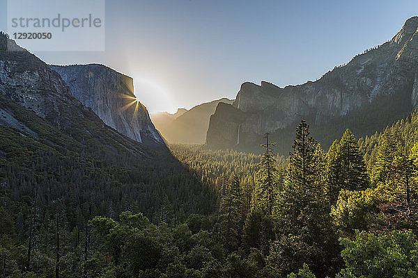 Morgenansicht der Sonne  die den El Capitan umrundet  Yosemite-Nationalpark  UNESCO-Welterbe  Kalifornien  Vereinigte Staaten von Amerika  Nordamerika