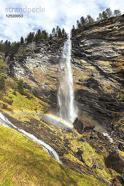 Frühling am Trosa-Wasserfall  Valle di Peccia  Val Lavizzara  Valle Maggia  Kanton Tessin  Schweiz