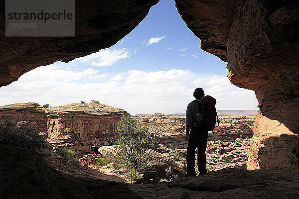 Einsamer Wanderer in Canyonlands  Utah  Vereinigte Staaten von Amerika  Nordamerika