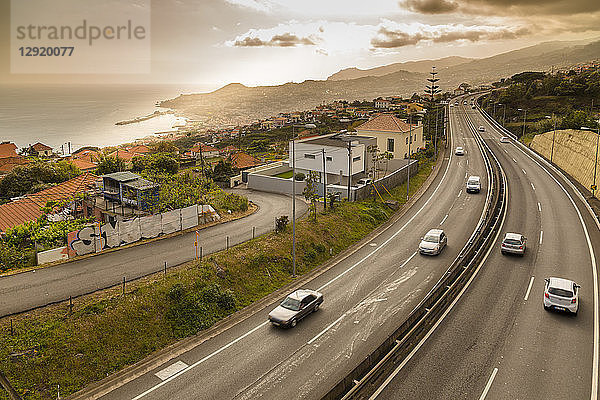 Straße über Funchal von erhöhter Position aus gesehen  Madeira  Portugal  Atlantik