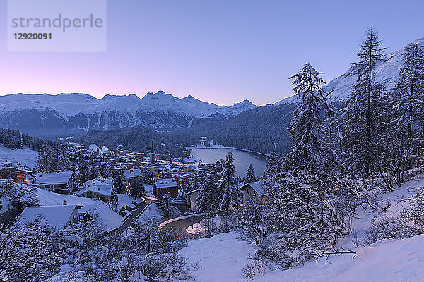 Dorf und See von St. Moritz nach einem Schneefall  Engadin  Kanton Graubünden  Schweiz