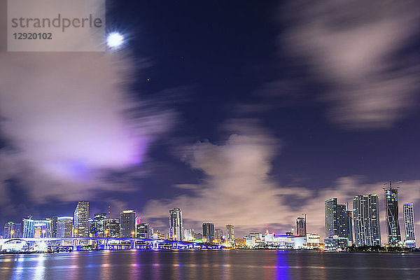Nächtliche Skyline von Downtown Miami von Watson Island  Miami  Florida  Vereinigte Staaten von Amerika