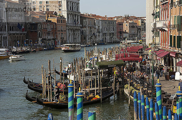 Gondelanlegestelle in der Nähe der Rialto-Brücke  Canal Grande  Venedig  UNESCO-Weltkulturerbe  Venetien  Italien