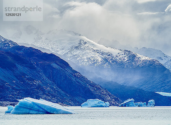 Eisberge auf dem Argentinischen See  Nationalpark Los Glaciares  UNESCO-Weltkulturerbe  Provinz Santa Cruz  Patagonien  Argentinien  Südamerika