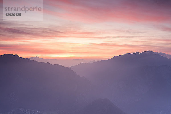Silhouette des Monte Resegone und des Monte Due Mani in der Morgendämmerung  Monte Coltignone  Lecco  Lombardei  Italienische Alpen  Italien