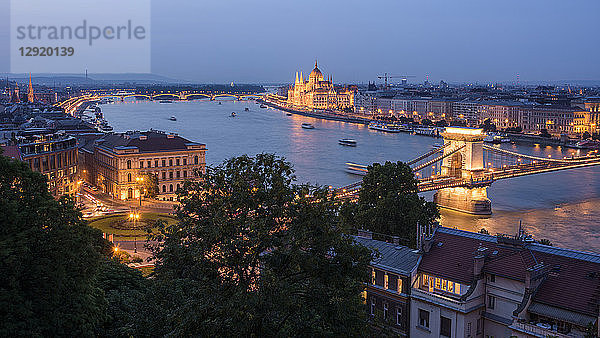 Stadt bei Nacht mit Kettenbrücke  ungarischem Parlament und Donau  UNESCO-Weltkulturerbe  Budapest  Ungarn  Europa