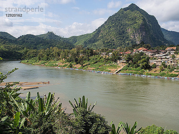Dorf  Fluss und Berge  Nong Khiaw  Laos  Indochina  Südostasien  Asien